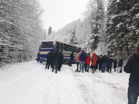 Через негоду на Сколівщині маршрутка ледь не потрапила у ДТП