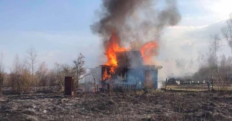 У Червоноградському районі через пожежу сухостою згорів будинок