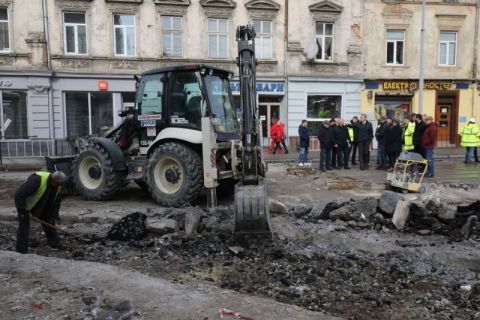 Садовий обіцяє львів'янам гроші за цілодобовий ремонт вулиці Бандери