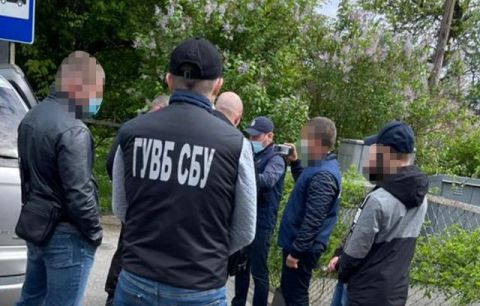 Львівського митника та двох екс-поліцейських викрили на махінаціях із євробляхами