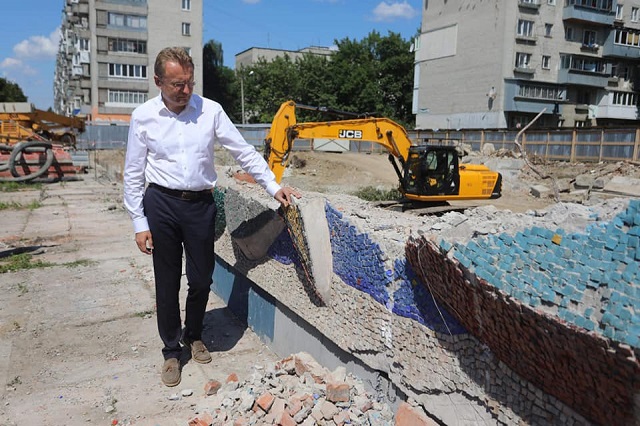Садовий вигнав забудовника, який знищив мозаїку львівського митця