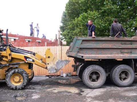 На Липинського без дозволів розпочали будівництво заправки