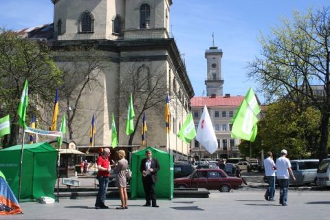 «Батьківщина» та «Фронт змін» спільно протестують і обдумують свої плани біля пам’ятника Шевченкові, - Кубів