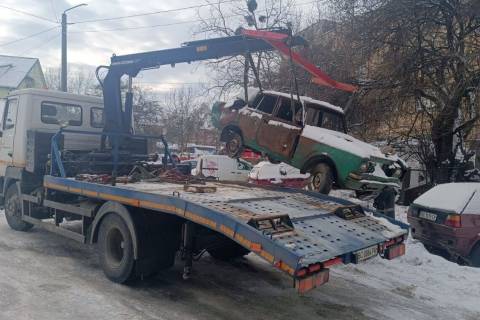 У Львові на арештмайданчик перемістили дві покинуті Москвич та ВАЗ