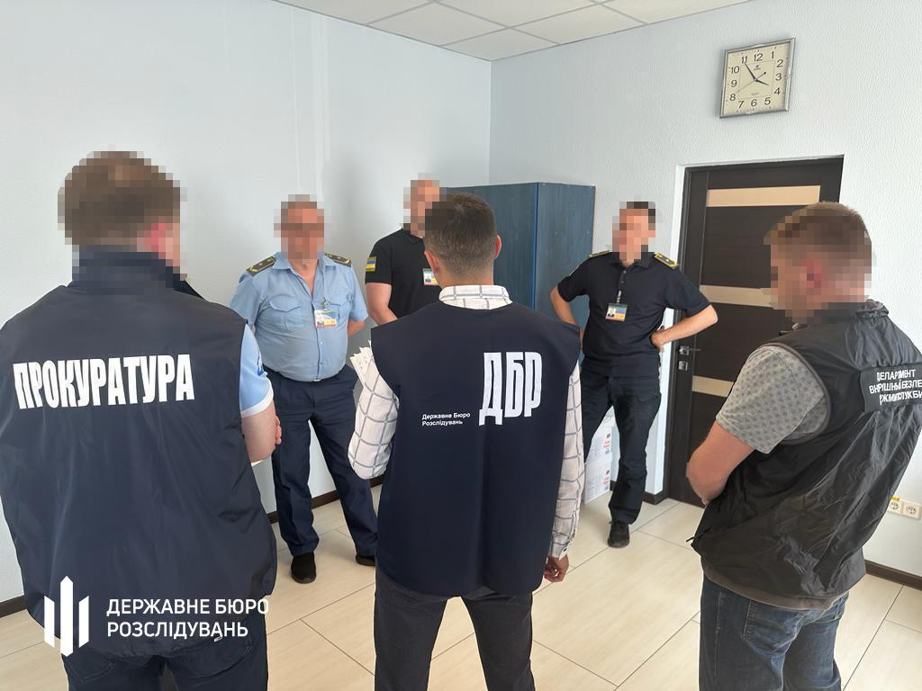 Шість інспекторів Львівської митниці викрили на незаконному розмитненні авто