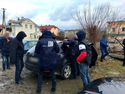 Двох поліцейських Львівщини викрили на торгівлі наркотиками