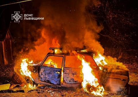 Поблизу Львова вщент згоріло авто