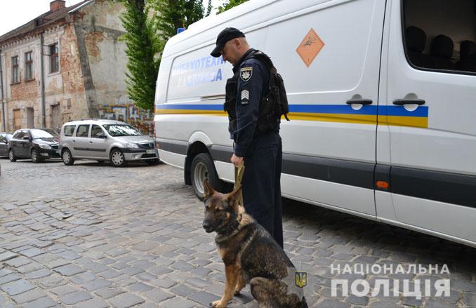 Поліцейські не виявили вибухівки у замінованих готелях Львова