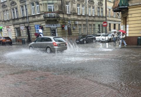 На Львівщині через негоду понад 60 населених пунктів залишились без світла