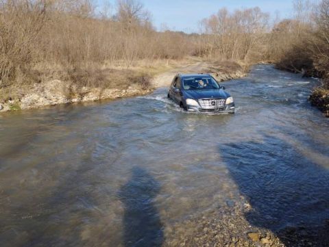 У Старому Самборі водій Mersedes в'їхав у річку та застряг