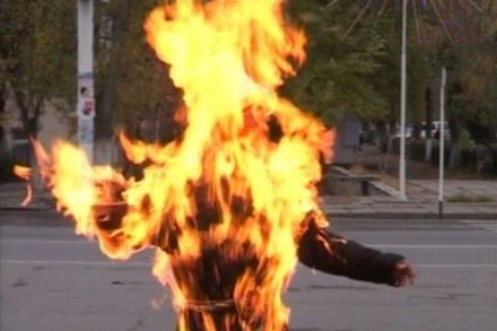 Чоловік вчинив акт самоспалення біля Червоноградської міськради
