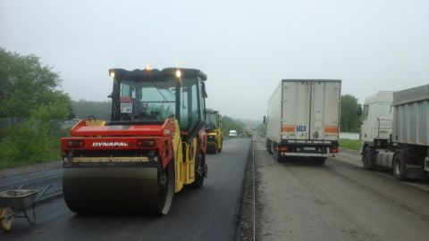 На трасі біля Золочева розпочали класти асфальт