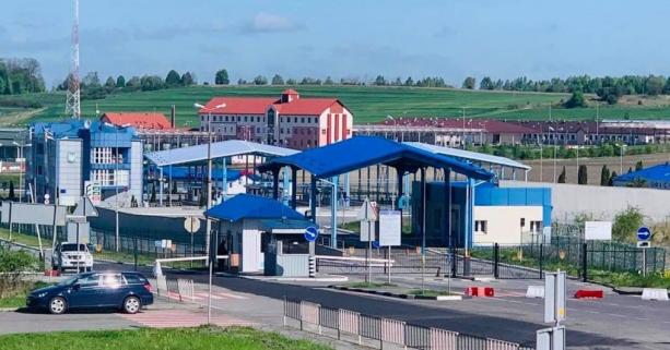 Прикордонники зупинили пропуск автобусів до Польщі у Краківеці
