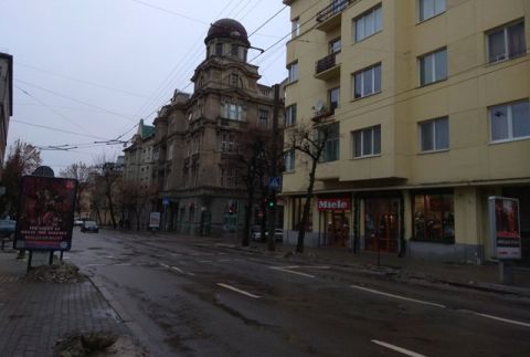 У Львові бетоновоз збив людину на пішохідному переході
