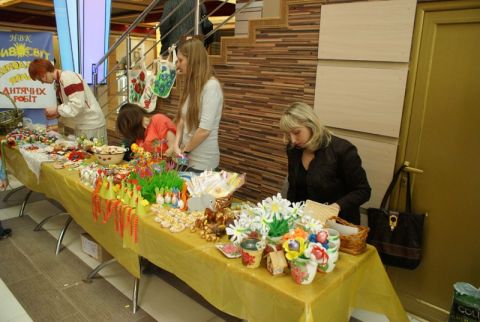 Сьогодні дітям обмінювали писанки власного виробництва на квиток в зооцентр “Веселі звірята” на “Південному” (ФОТО)