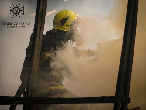 На Яворівщині чоловік отруївся продуктами горіння через пожежу в будинку