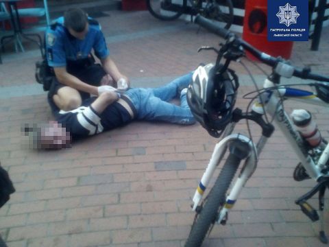 Патрульні затримали чоловіка, який в центрі Львова кидався на перехожих