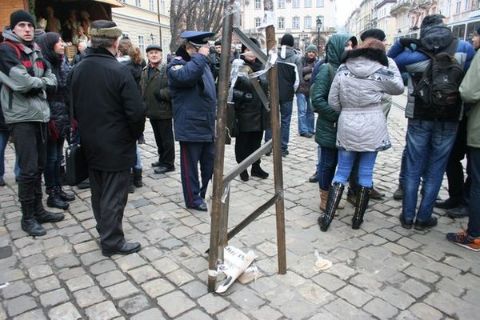 У Львові на забудові на вулиці Шептицького встановили пам’ятний стовп