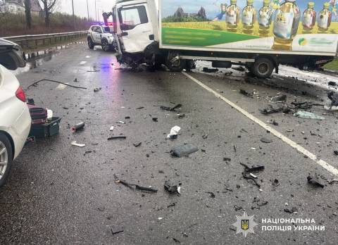 На трасі Київ – Чоп у ДТП з вантажівкою загинув водій легковика