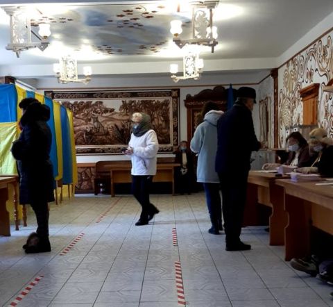 Голосування на одній із дільниць Львова. Фото (оновлено)