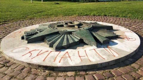 У Львові пошкодили меморіал на Марсовому полі