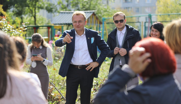 Захланний Садовий ганятиме буками бідних бабусь у Львові