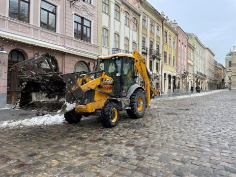 На вулиці Львова виїхало понад 60 одиниць снігоприбиральної техніки