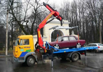 Евакуатори повернуть на вулиці Львова