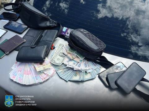 У Львові на хабарі у 18 тисяч доларів затримали організатора переправлення ухилянта за кордон