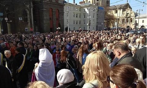 У центрі Львова тримає Хресна хода