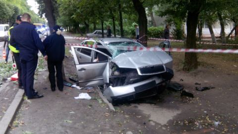 У Львові неадекват на польських номерах влетів у дерево