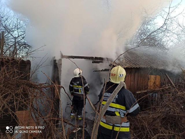 8 рятувальників гасили пожежу в будинку у Червонограді