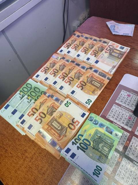 У Рава-Руській митники зафіксували спробу вивезення незадекларованих 5 тисяч євро