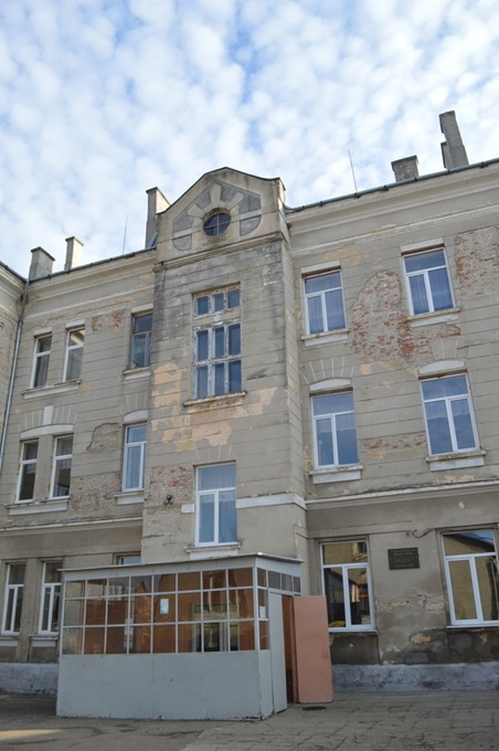 Центральна частина тильного західного фасаду