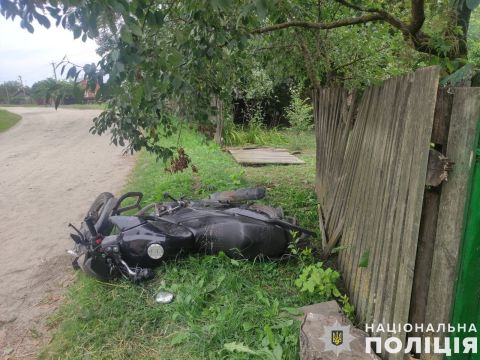 На Золочівщині п'яний мотоцикліст зніс огорожу будинку