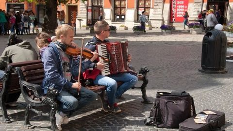 У Львові на площі Данила Галицького поранили вуличного музиканта.