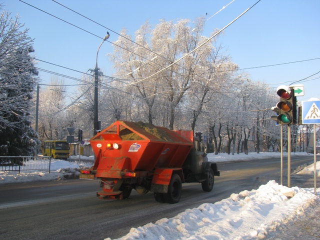 На вулиці Львова виїхало 23 одиниці снігоприбиральної техніки