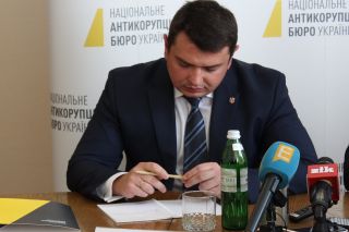 Винуваті погляди Ситника