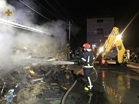У селі поблизу Львова згоріла будівля з автонавантажувачем