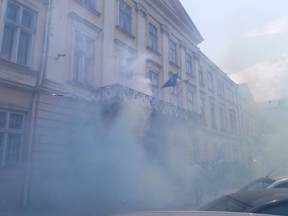Львівську облраду закидали димовими шашками