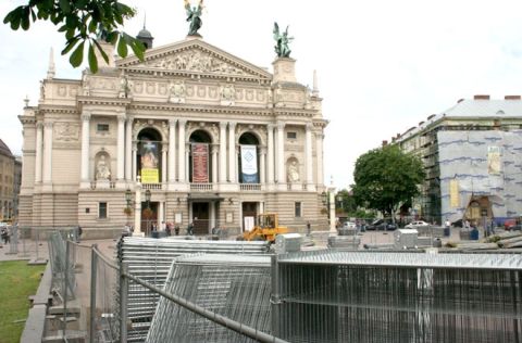 Вхід до Оперного театру, пішохідну та зелену зони реконструюють