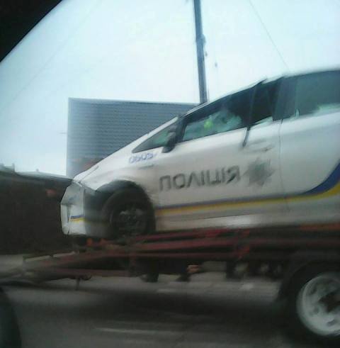 У Львові через ДТП авто поліції опинилося на даху будинку