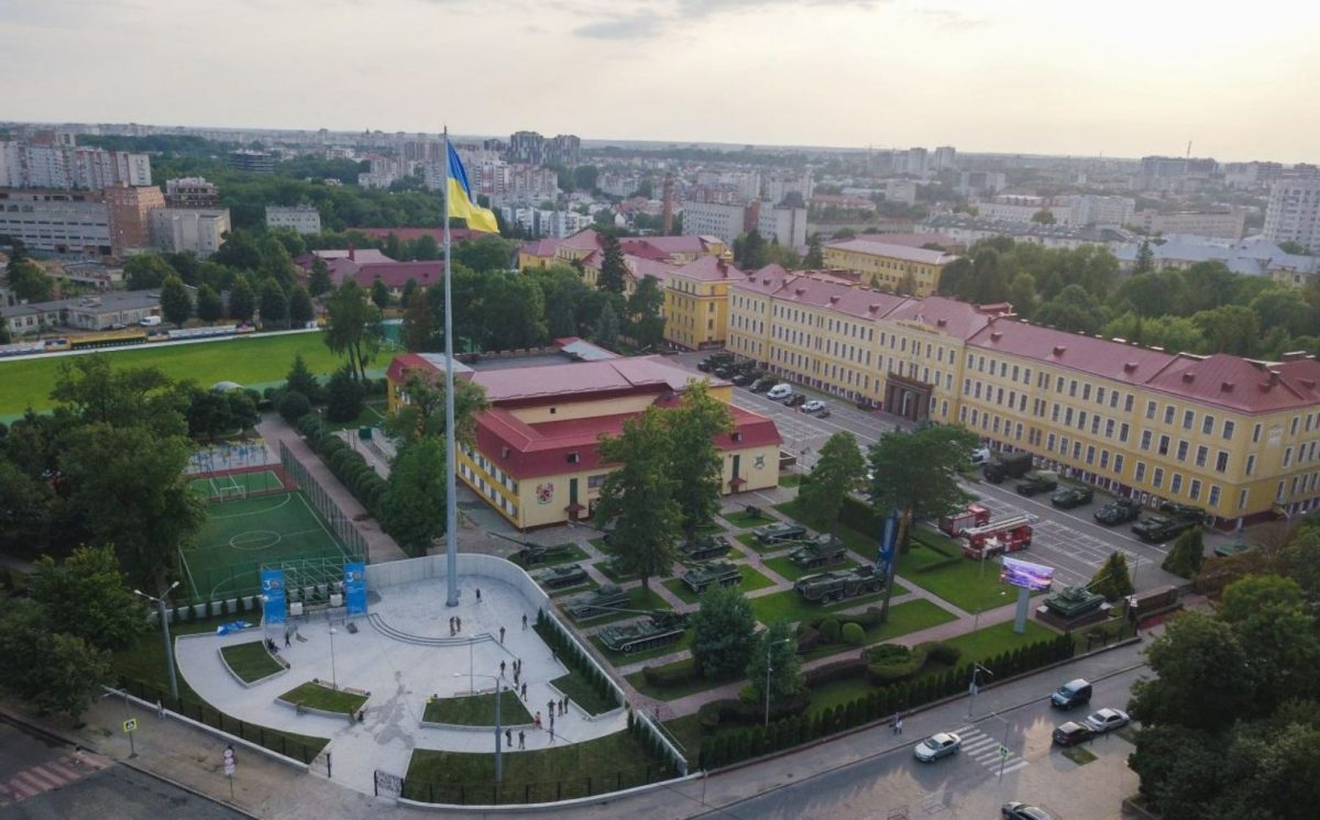Козицький передав 50-метровий флагшток Академії сухопутних військ