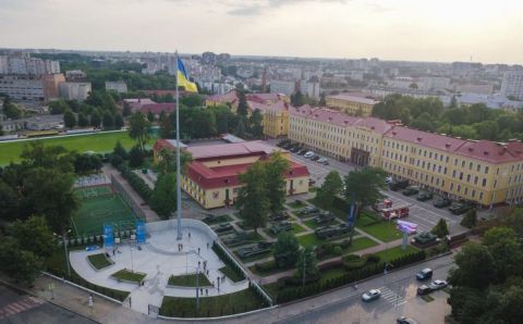Козицький передав 50-метровий флагшток Академії сухопутних військ