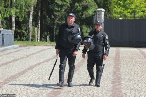 Двоє львівських правоохоронців отримали 5 000 гривень від Садового
