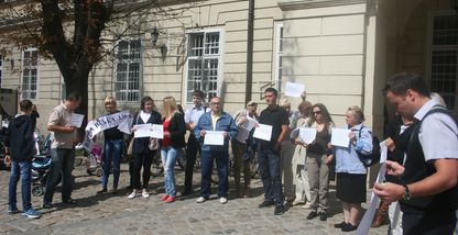 Близько тридцяти осіб пікетують Львівську міськраду через незаконні забудови у місті