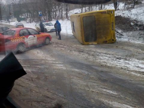 У Львові перекинулася маршрутка