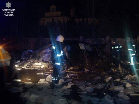 У Львові водій Mercedes'а врізався у машину надзвичайників