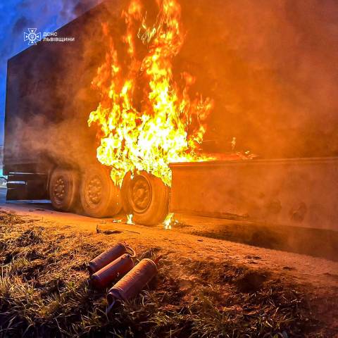 Поблизу Львова зайнялась вантажівка Volvo