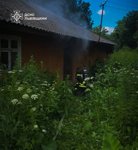 На Самбірщині чоловік потрапив до лікарні через пожежу в будинку
